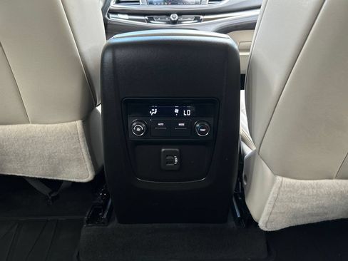 Used 2024 Buick Enclave Essence AWD/4WD image 17