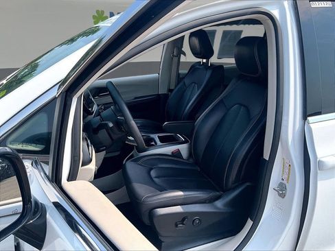 Used 2024 Chrysler Pacifica Touring-L FWD image 24