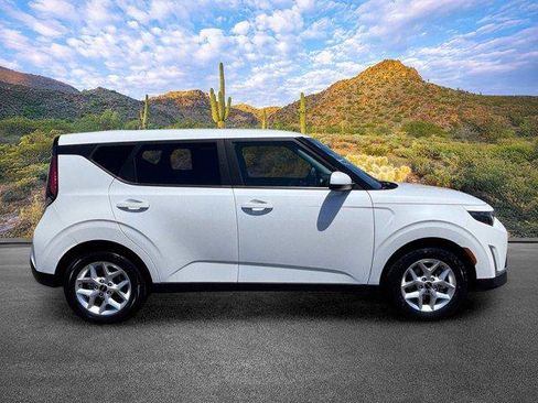 Used 2024 Kia Soul LX w/ Option Group 015 FWD image 3