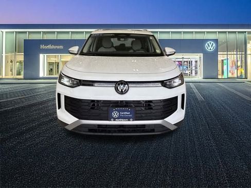 Certified 2025 Volkswagen Tiguan SE w/ Panoramic Sunroof Package image 9