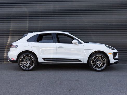 Certified 2026 Porsche Macan AWD/4WD image 8