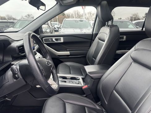 Used 2022 Ford Explorer XLT w/ Equipment Group 202A image 11