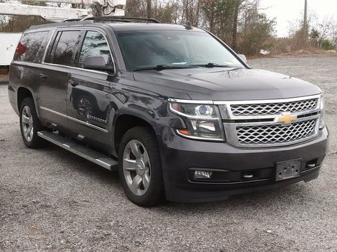 Used 2017 Chevrolet Suburban LT w/ LT Signature Package image 3