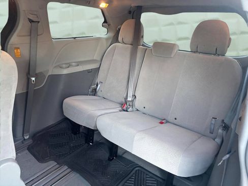 Used 2014 Toyota Sienna LE FWD image 17