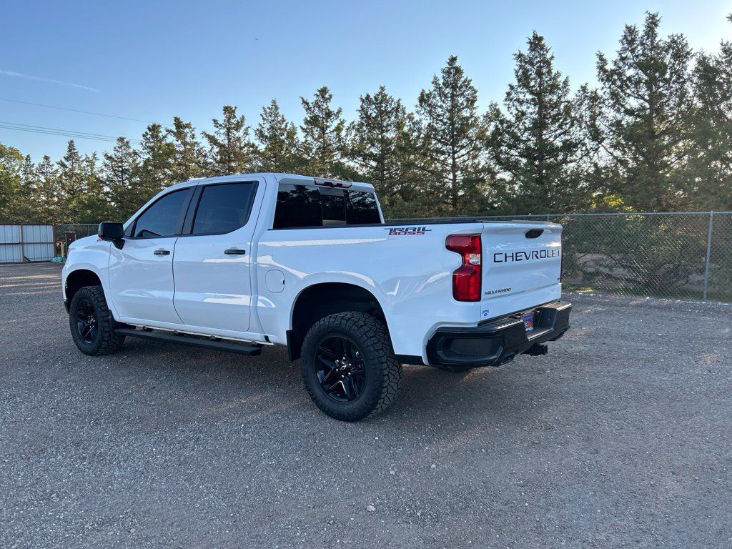 Used 2025 Chevrolet Silverado 1500 LT Trail Boss w/ Convenience Package II AWD/4WD image 4