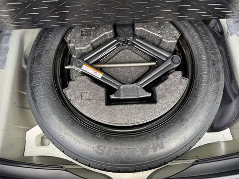 Used 2024 Toyota RAV4 SE image 17