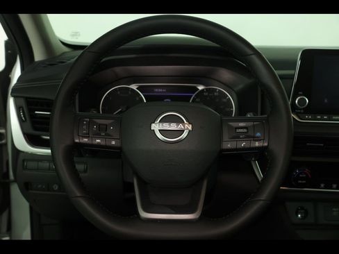 Used 2025 Nissan Rogue SV AWD/4WD image 22