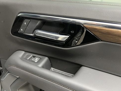 Used 2025 Chevrolet Suburban High Country image 48