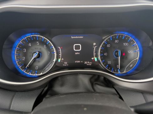 Used 2024 Chrysler Pacifica Touring-L image 27