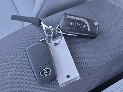 Used 2021 Toyota Corolla LE w/ Carpet Mat Package (TMS) FWD image 33