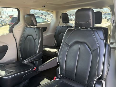 Used 2023 Chrysler Pacifica Limited image 7