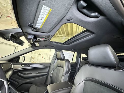 New 2025 Jeep Grand Cherokee Laredo image 9