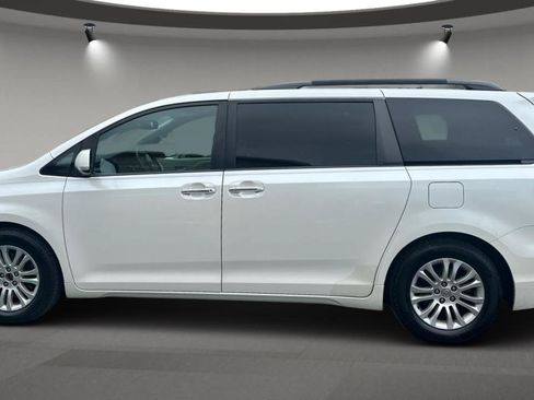 Used 2015 Toyota Sienna XLE w/ XLE Navigation Package FWD image 4