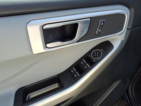 Used 2022 Ford Explorer XLT w/ Equipment Group 202A RWD image 18