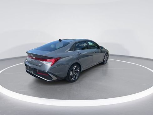Certified 2025 Hyundai Elantra Limited FWD image 8