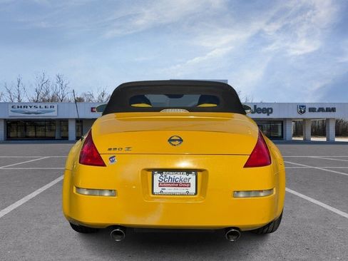 Used 2005 Nissan 350Z Touring RWD image 3