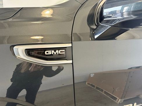 Used 2021 GMC Yukon Denali w/ Denali Premium Package image 11