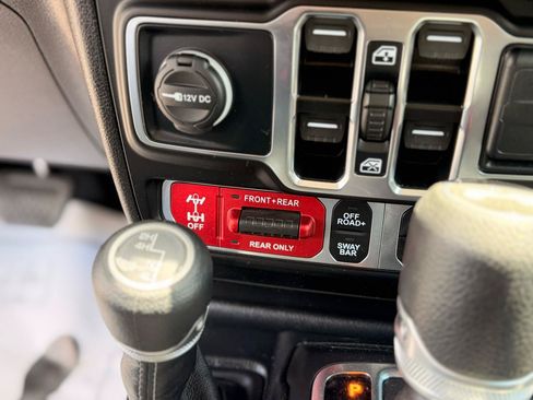 Used 2025 Jeep Wrangler Unlimited Rubicon AWD/4WD image 29