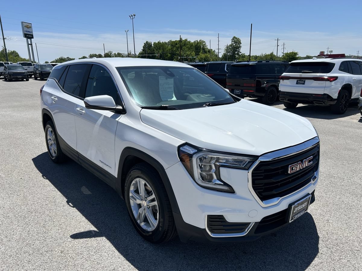 Used 2023 GMC Terrain SLE FWD image 2