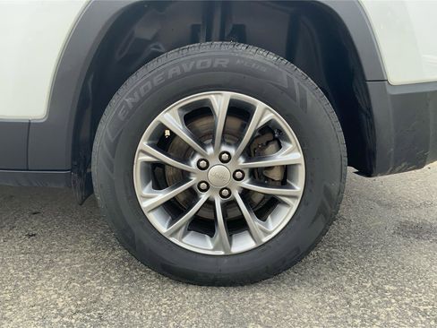 Used 2019 Jeep Cherokee Latitude Plus w/ Cold Weather Group image 24