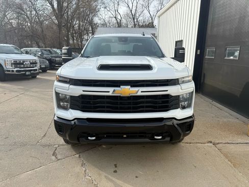 Used 2024 Chevrolet Silverado 2500 Custom w/ Custom Value Package image 3