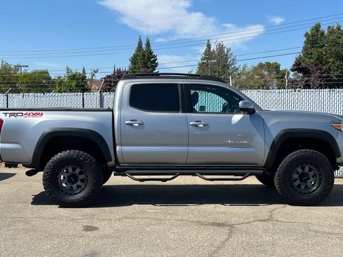 Used 2017 Toyota Tacoma TRD Off-Road AWD/4WD image 6