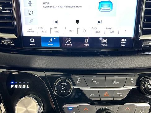 Used 2023 Chrysler Pacifica Touring-L FWD image 14