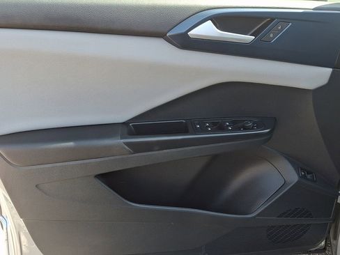 Used 2023 Volkswagen Taos SE w/ Panoramic Sunroof Package image 13