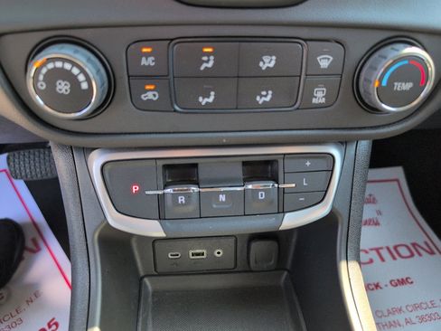 Used 2024 GMC Terrain SLE image 27