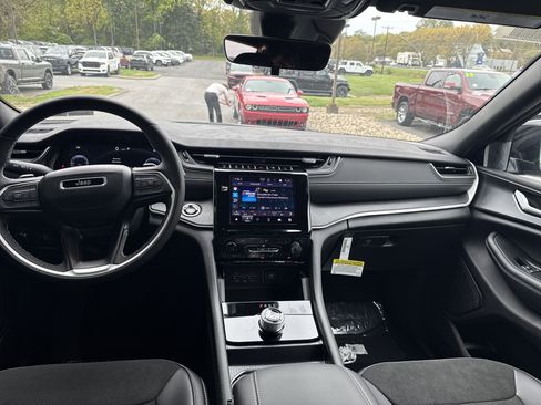 New 2025 Jeep Grand Cherokee Altitude image 14