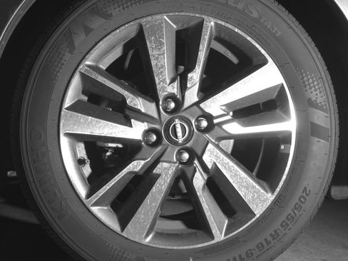 Used 2025 Nissan Versa SV image 12