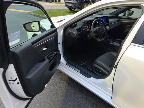 Certified 2024 Lexus ES 350 w/ Premium Package image 10