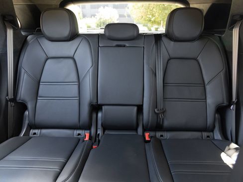 Certified 2025 Porsche Cayenne Turbo AWD/4WD image 28