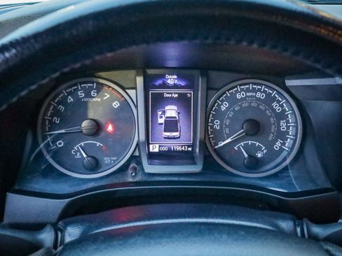 Used 2018 Toyota Tacoma TRD Off-Road w/ Technology Package image 19