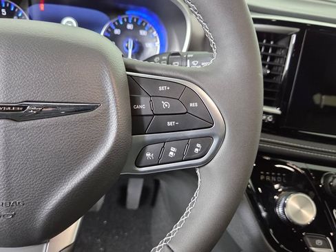 New 2025 Chrysler Pacifica Select w/ Fav Edition Package FWD image 18