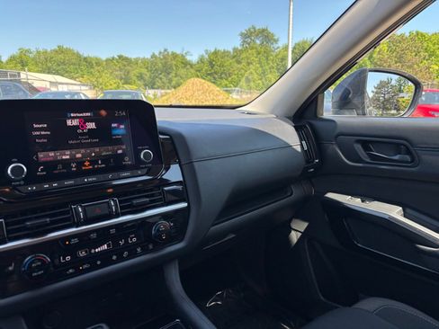 Used 2025 Nissan Pathfinder SV AWD/4WD image 38