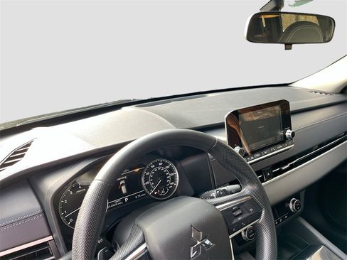 Used 2024 Mitsubishi Outlander ES image 9