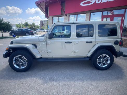 Used 2022 Jeep Wrangler Unlimited Sahara w/ Cold Weather Group AWD/4WD image 8
