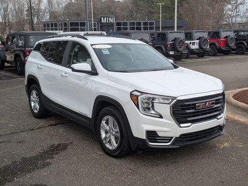 Used 2022 GMC Terrain SLE w/ Driver Convenience Package image 3