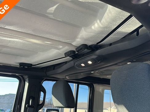 Used 2025 Jeep Wrangler Unlimited Sahara image 16