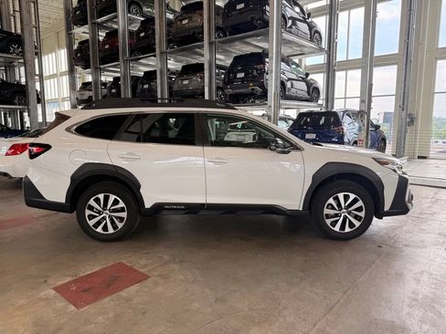 Used 2024 Subaru Outback Premium AWD/4WD image 2