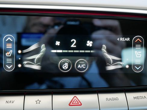 Used 2022 Genesis GV70 2.5T w/ Advanced Package image 34