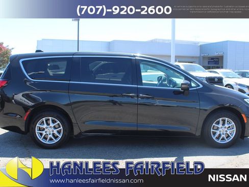 Used 2023 Chrysler Pacifica Touring-L FWD image 6