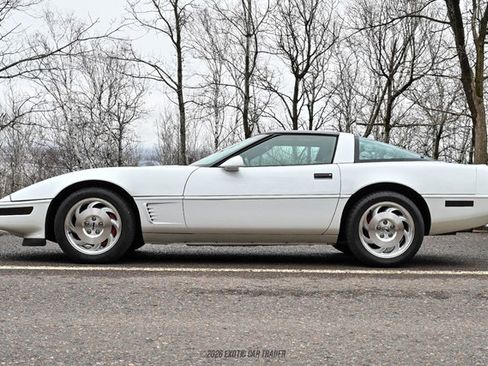 Used 1995 Chevrolet Corvette Coupe RWD image 3