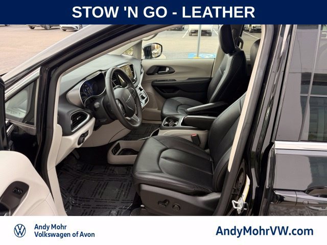 Used 2024 Chrysler Pacifica Touring-L FWD image 11