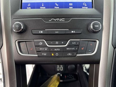 Used 2020 Ford Fusion SE image 19
