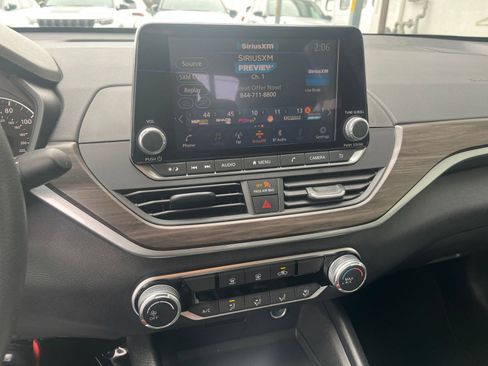 Used 2025 Nissan Altima 2.5 SV FWD image 17