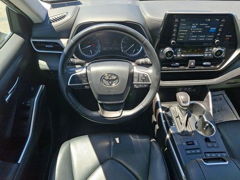 Used 2022 Toyota Highlander XLE AWD/4WD image 25