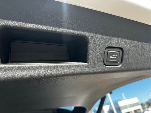 Used 2025 Chevrolet Traverse High Country image 38