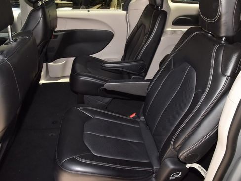 Used 2024 Chrysler Pacifica Touring-L FWD image 14